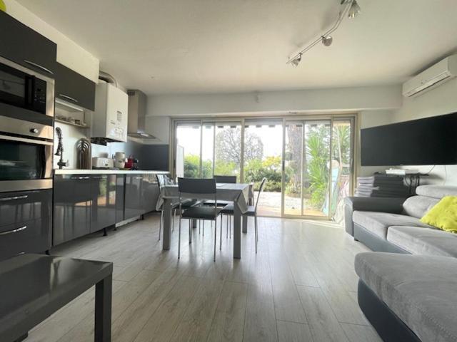 Appartement Face A La Mer Saint-Laurent-du-Var Exterior foto